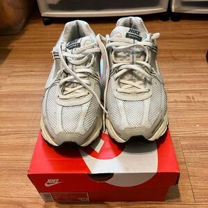 Nike zoom vomero 5 size 10.5 color platinuim tint photon dust